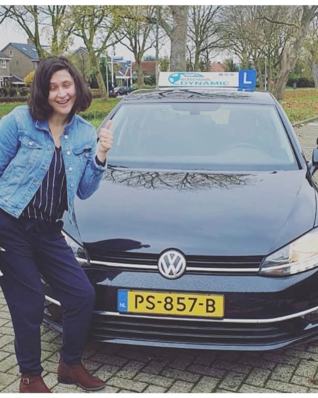 Geslaagde leerling voor de Volkswagen Golf van Rijschool Dynamic