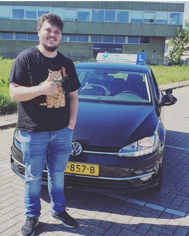 Leerling na zijn geslaagde praktijkexamen bij de lesauto