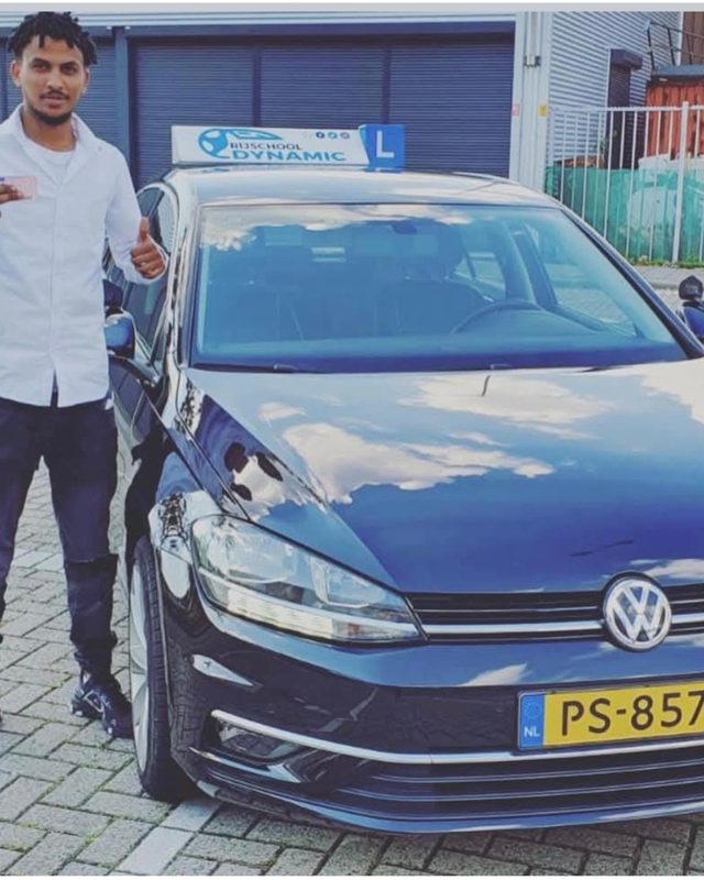 Geslaagde leerling bij de lesauto in Rotterdam