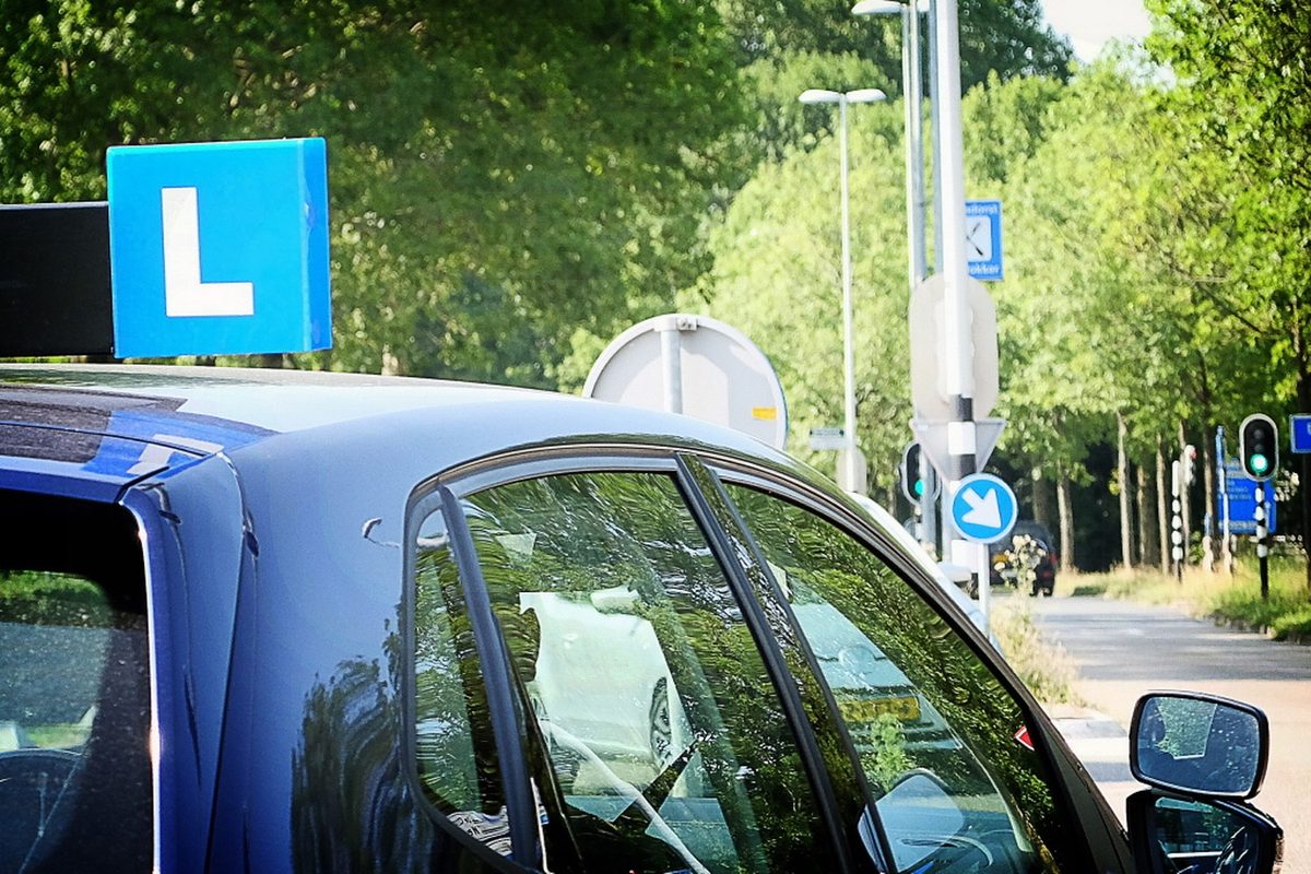 Lesauto van Rijschool Dynamic met L-bord in Rotterdam