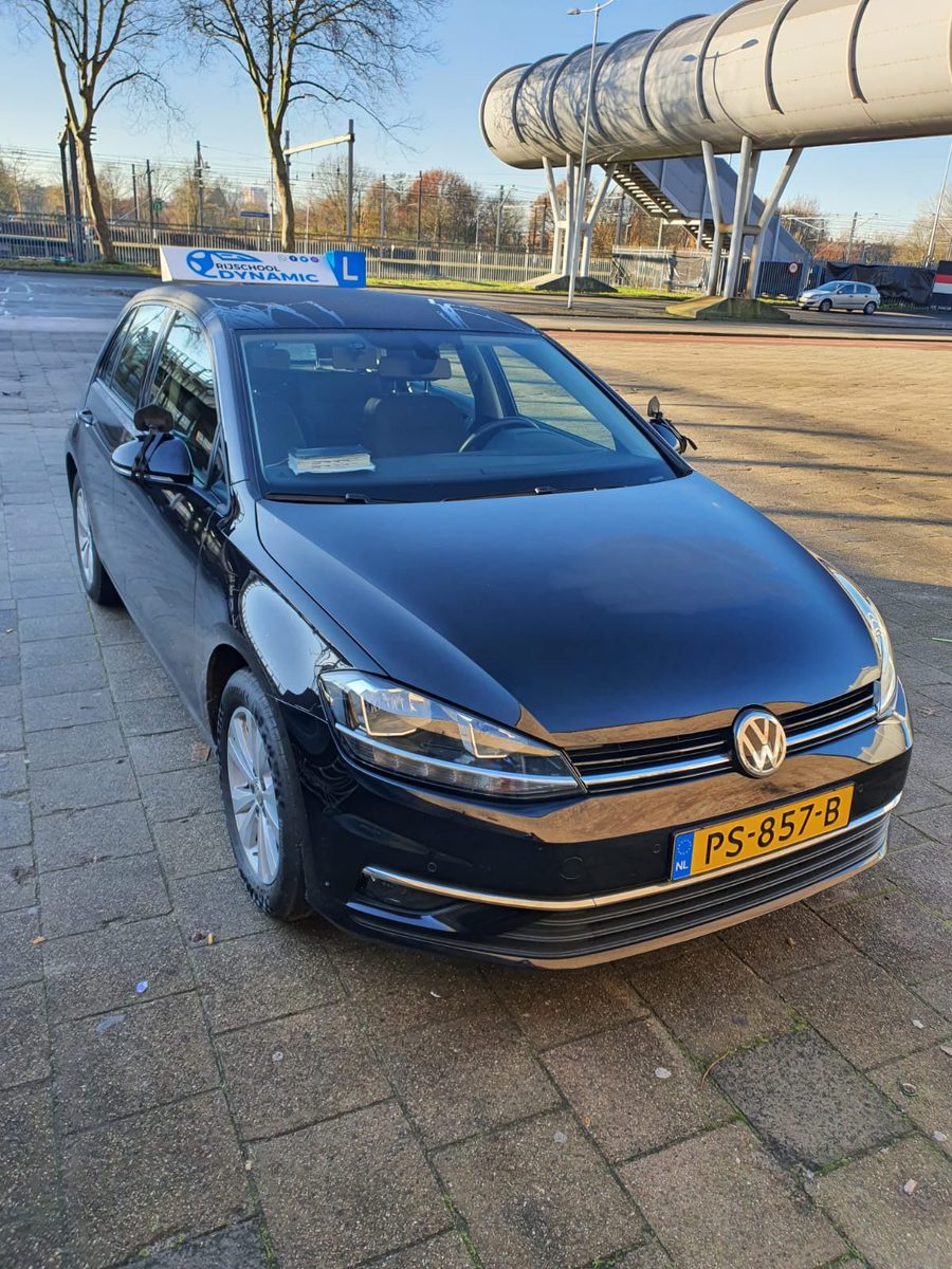 Volkswagen-lesauto van Rijschool Dynamic